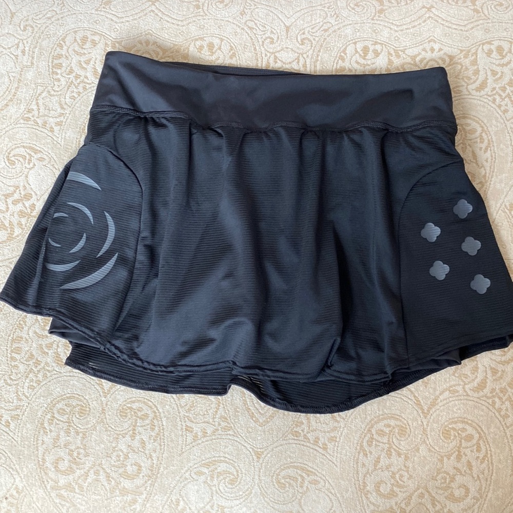 Adidas women’s tennis skirt. Never worn, new with tags. Size Large